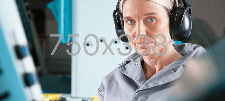 ältere Arbeitsnehmerin